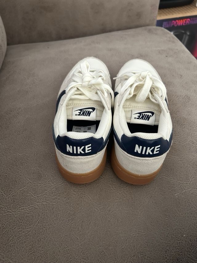 Zapatillas Nike Blancas y Azul Marino