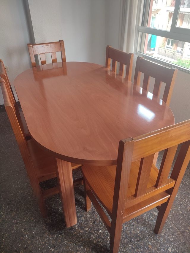 Mesa comedor madera ovalada.  Sillas NO incluidas