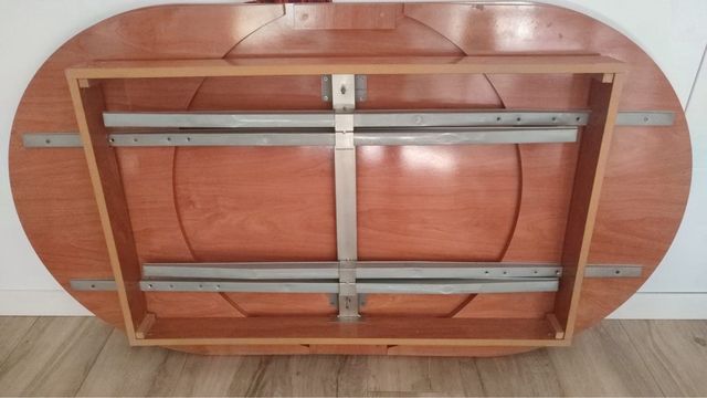 Mesa comedor madera ovalada.  Sillas NO incluidas