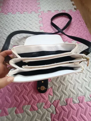 Bandolera Moschino Blanca y Negra