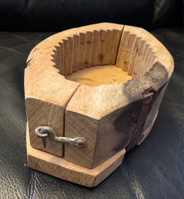 Vecchio stampo in legno per burro
