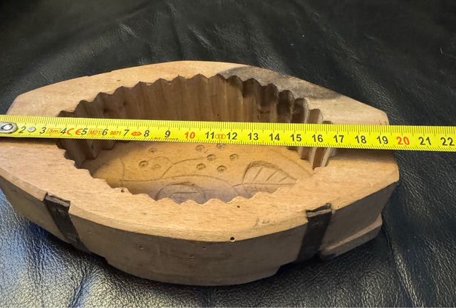 Vecchio stampo in legno per burro