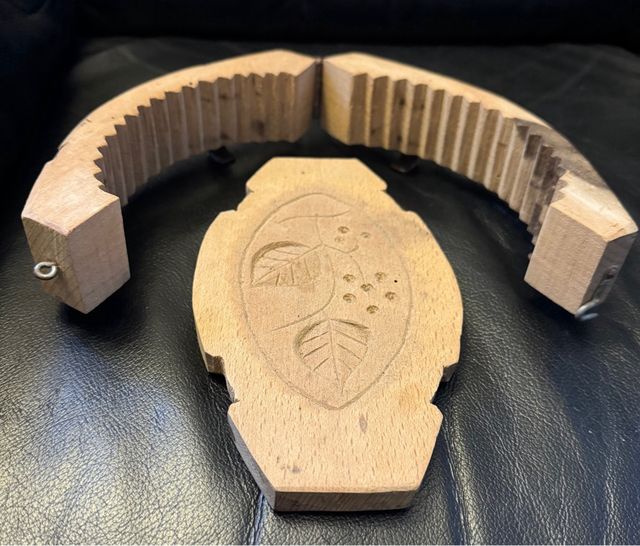 Vecchio stampo in legno per burro