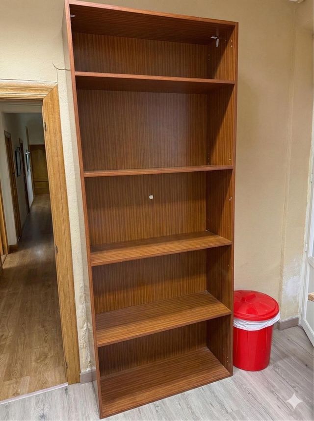 Estantería de madera marrón