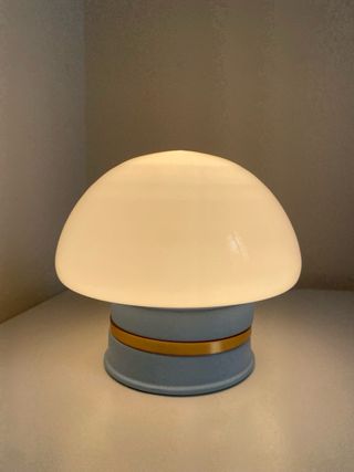 Lámpara de mesa azul y dorada