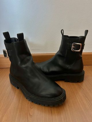 Botas Chelsea negras con hebilla