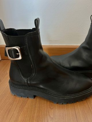 Botas Chelsea negras con hebilla