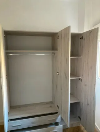 Armario de madera gris