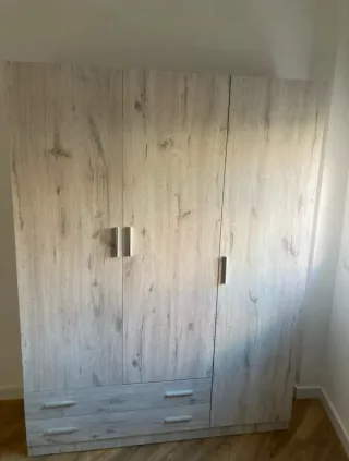 Armario de madera gris