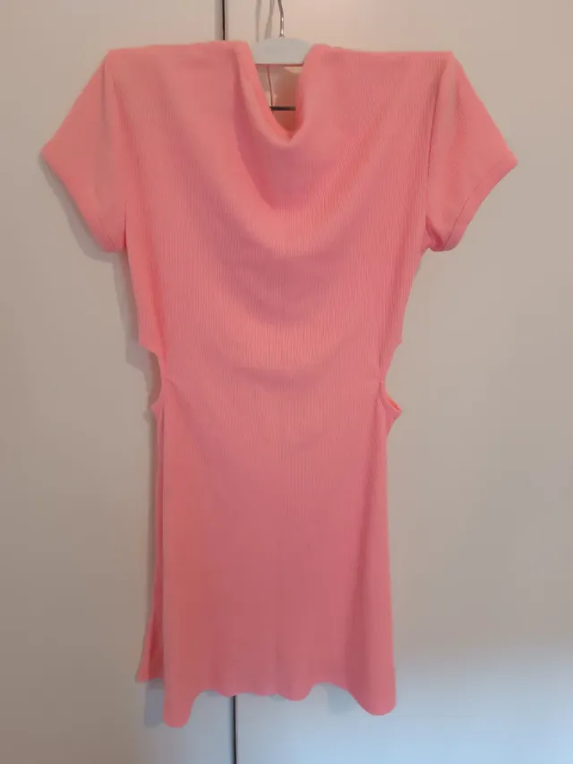 Mono rosa con aberturas laterales