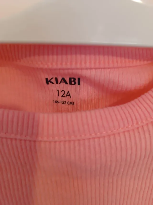 Mono rosa con aberturas laterales