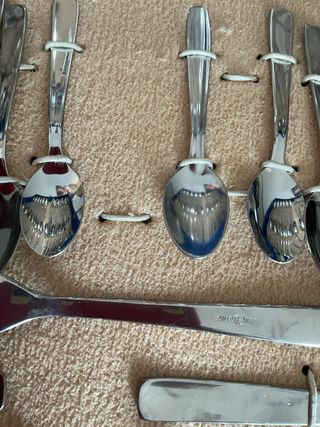 cubertería completa, con estuche terciopelo azul.