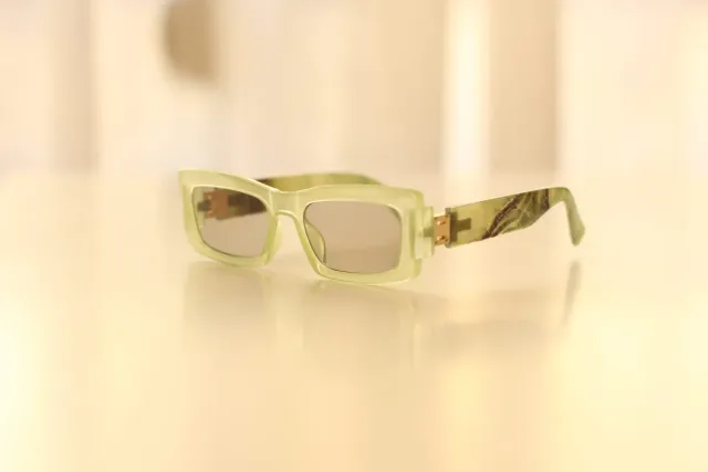 Gafas de sol Mujer verdes y doradas.