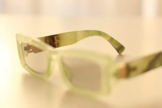 Gafas de sol Mujer verdes y doradas.