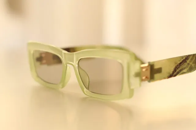 Gafas de sol Mujer verdes y doradas.