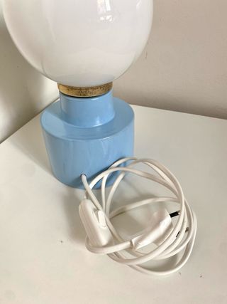 Lámpara de mesa azul y dorada