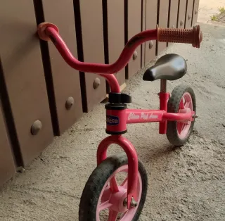 Bicicleta rosa sin pedales Chicco Pink Arrow