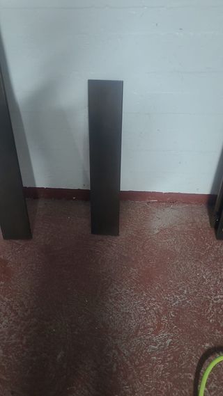 Estantería de madera marrón