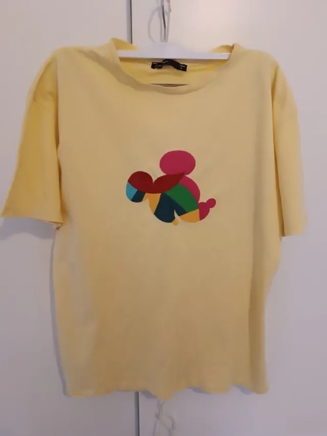Camiseta amarilla con dibujo infantil
