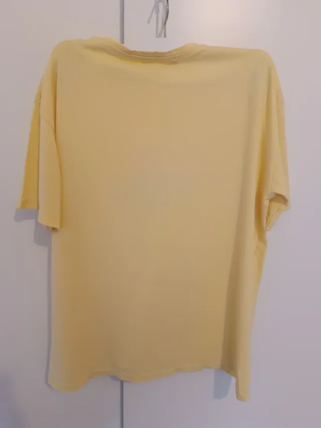 Camiseta amarilla con dibujo infantil