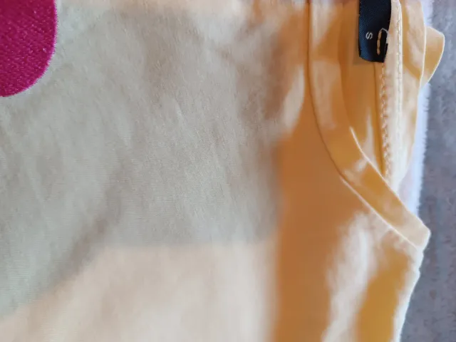 Camiseta amarilla con dibujo infantil