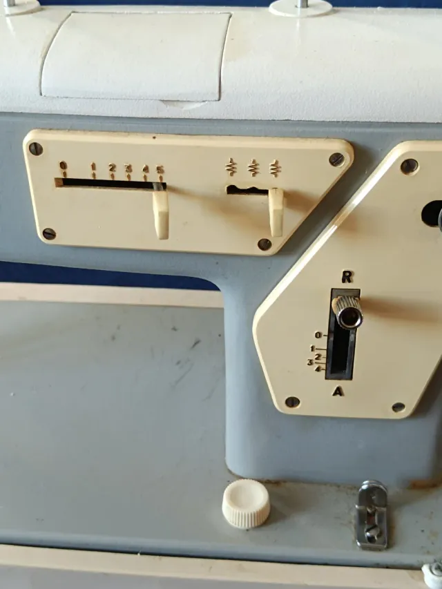 Máquina de coser WERTHEIM antigua