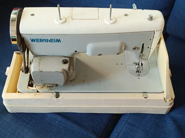 Máquina de coser WERTHEIM antigua