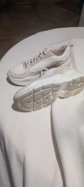 Zapatillas Bershka Beige y Blancas