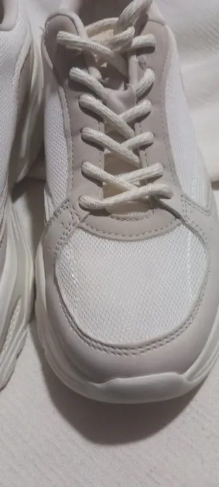 Zapatillas Bershka Beige y Blancas