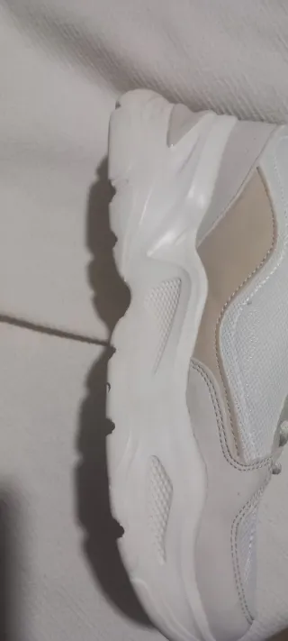 Zapatillas Bershka Beige y Blancas