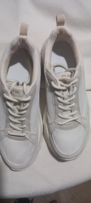 Zapatillas Bershka Beige y Blancas