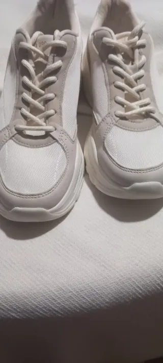 Zapatillas Bershka Beige y Blancas