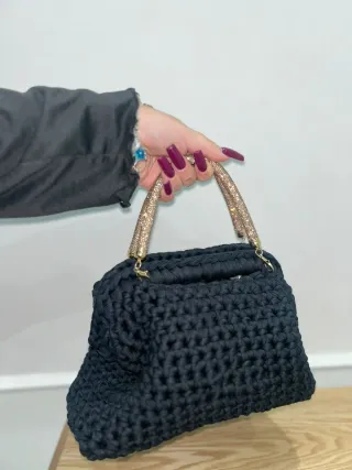 Clutch nera con manici gioiello