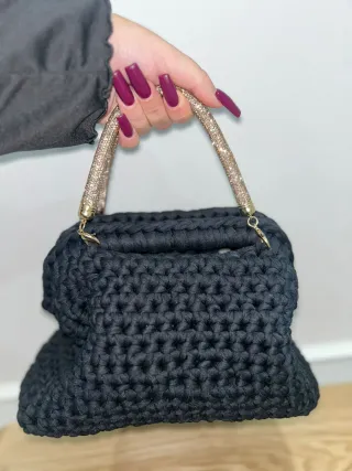 Clutch nera con manici gioiello