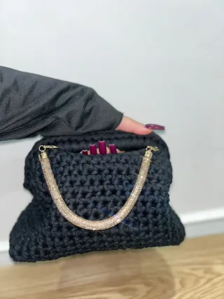 Clutch nera con manici gioiello