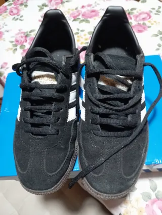 Zapatillas Adidas Negras y Blancas special