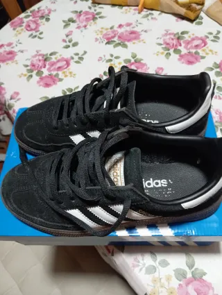 Zapatillas Adidas Negras y Blancas special