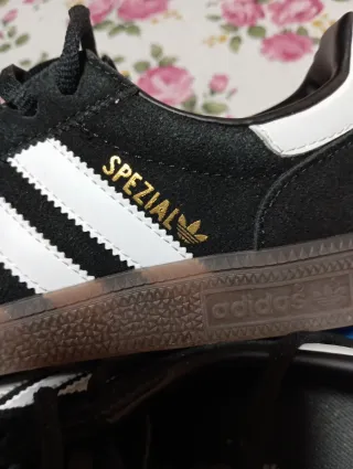 Zapatillas Adidas Negras y Blancas special