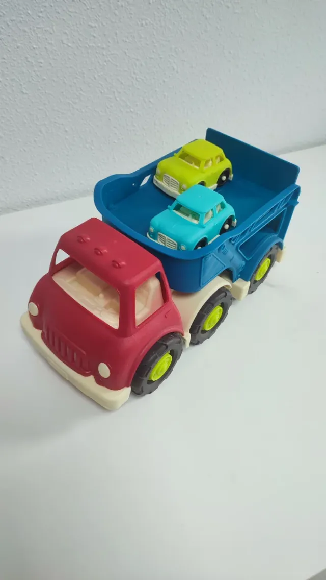 Camión de juguete con 2 coches