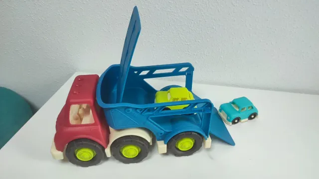 Camión de juguete con 2 coches