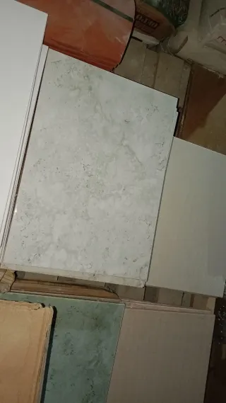 Azulejo baño marmoleado blanco y verde