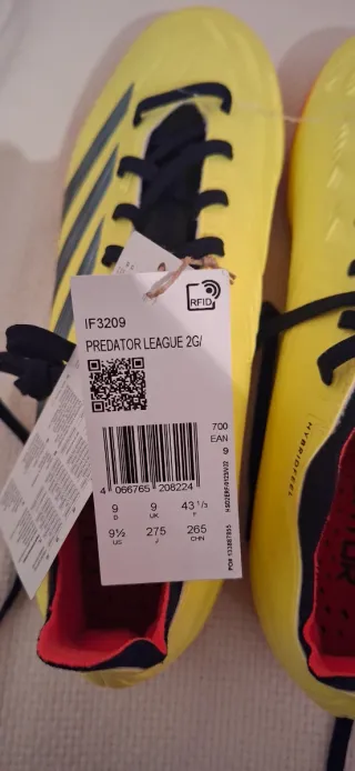 Botas de fútbol amarillas y rojas