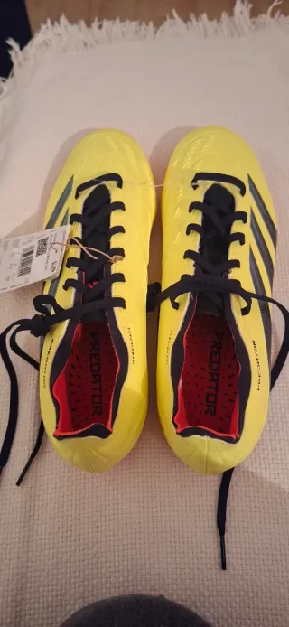 Botas de fútbol amarillas y rojas