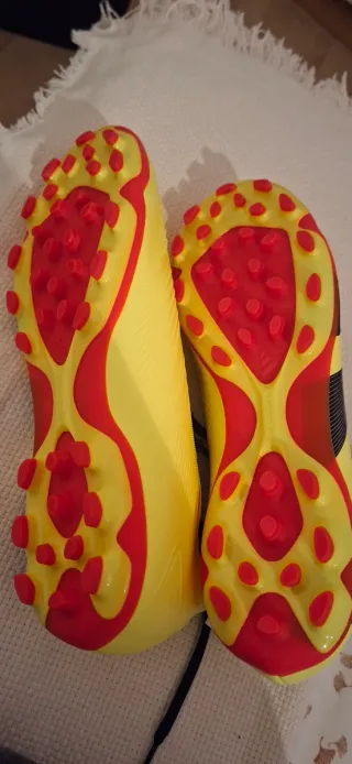 Botas de fútbol amarillas y rojas