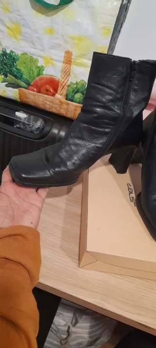 Botines negros de tacón cuadrado