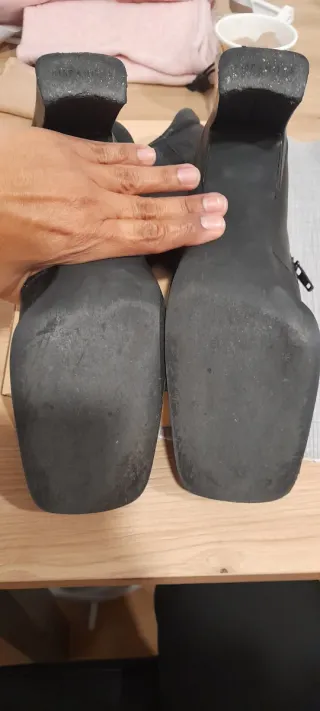 Botines negros de tacón cuadrado