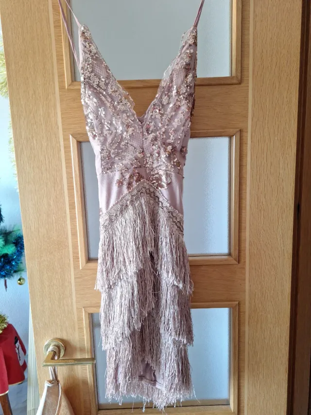 Vestido fiesta lentejuelas y flecos rosa
