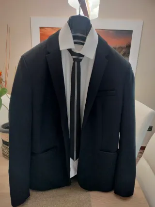 Americana, Camisa y Corbata Negra