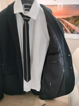 Americana, Camisa y Corbata Negra