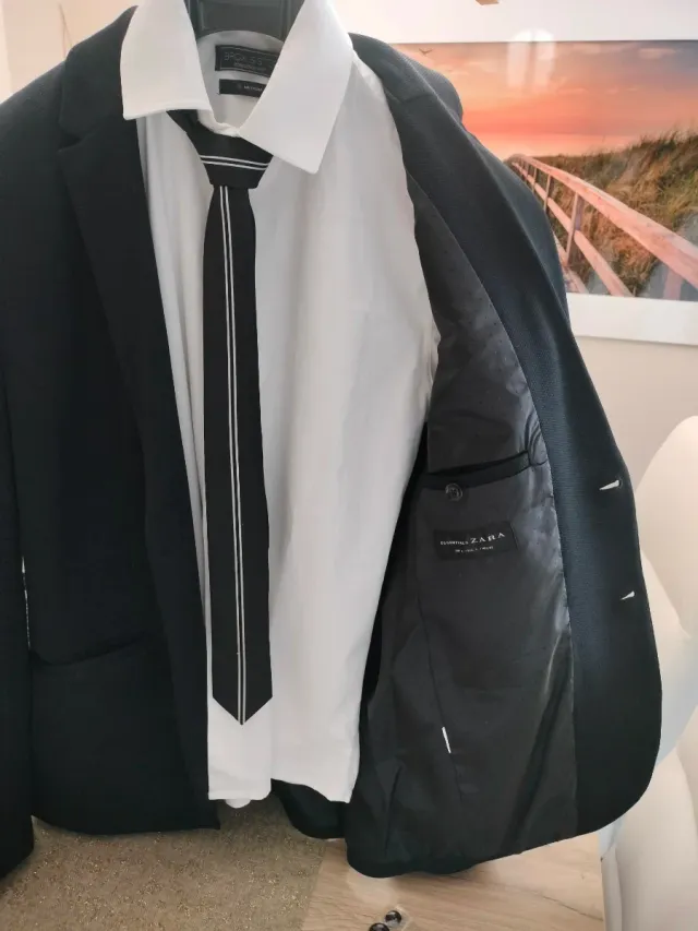 Americana, Camisa y Corbata Negra